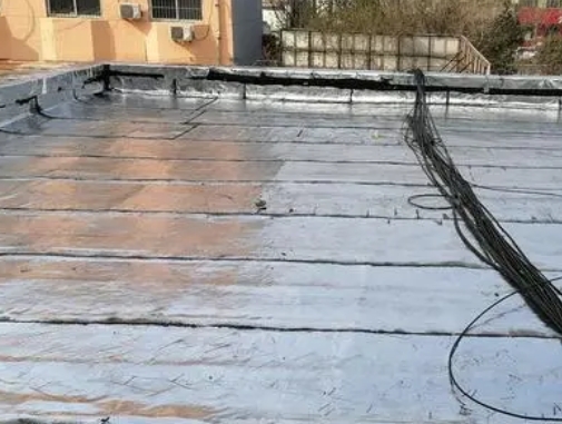 永年卫生间漏水维修公司分享下永年屋面楼顶防水刚性防水层施工要点。
